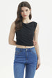Polera negra de mujer sin mangas con textura visible ajustada al cuerpo sin estampa lisa y elegante