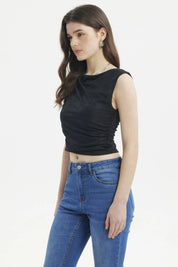 Polera negra de mujer sin mangas con textura visible ajustada al cuerpo sin estampa lisa y elegante