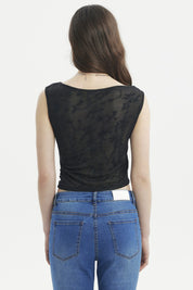 Polera negra de mujer sin mangas con textura visible ajustada al cuerpo sin estampa lisa y elegante