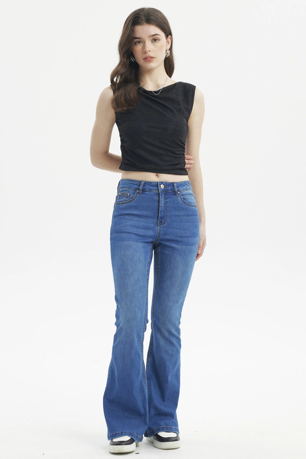 Polera negra de mujer sin mangas con textura visible ajustada al cuerpo sin estampa lisa y elegante