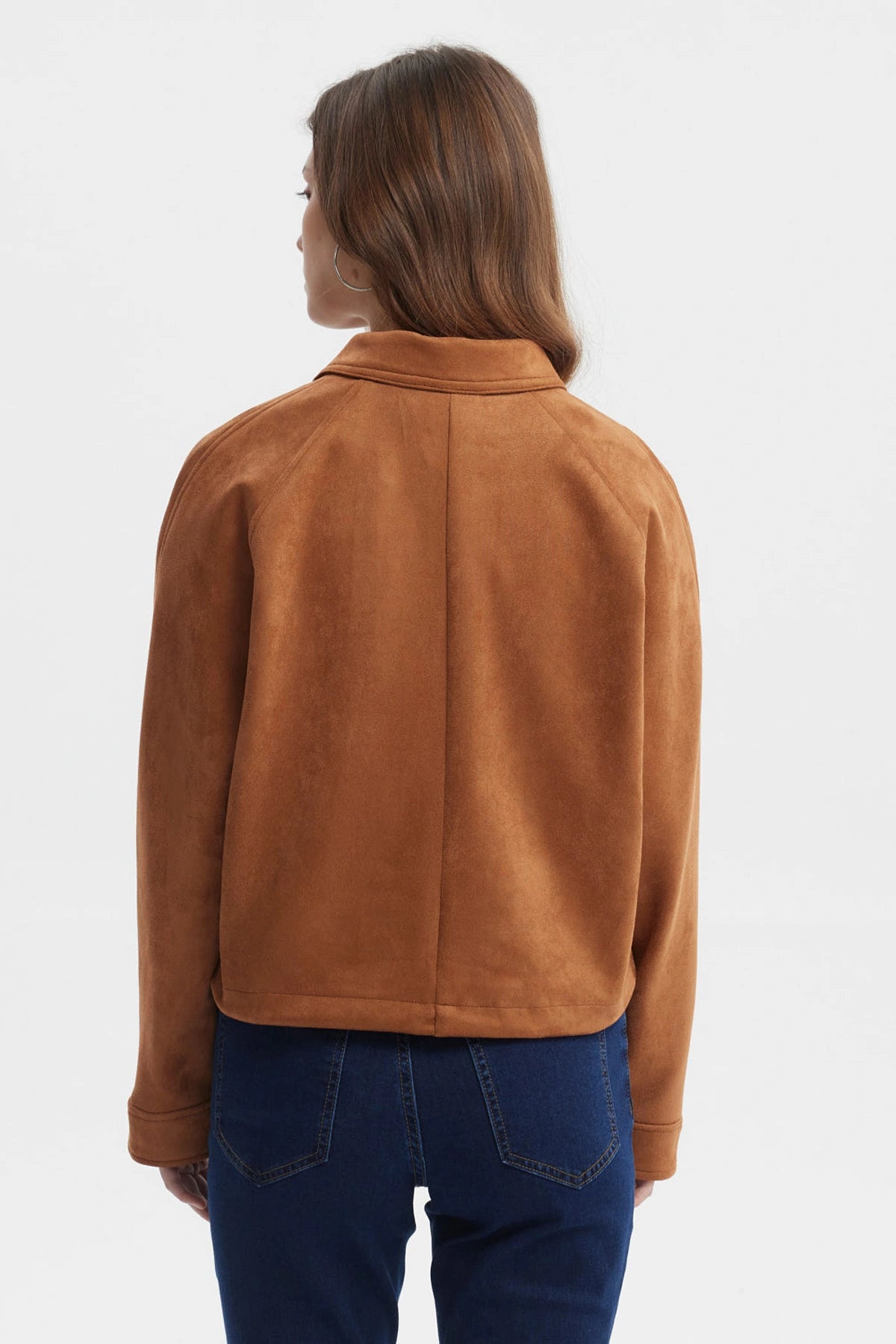Chaqueta slim camel para mujer con cuello camisero y cierre frontal lisa sin estampa