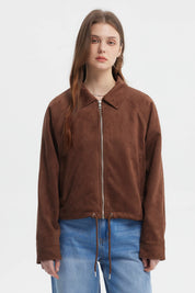 Chaqueta slim café oscuro con cuello camisero y cierre metálico liso perfecta para un estilo casual urbano