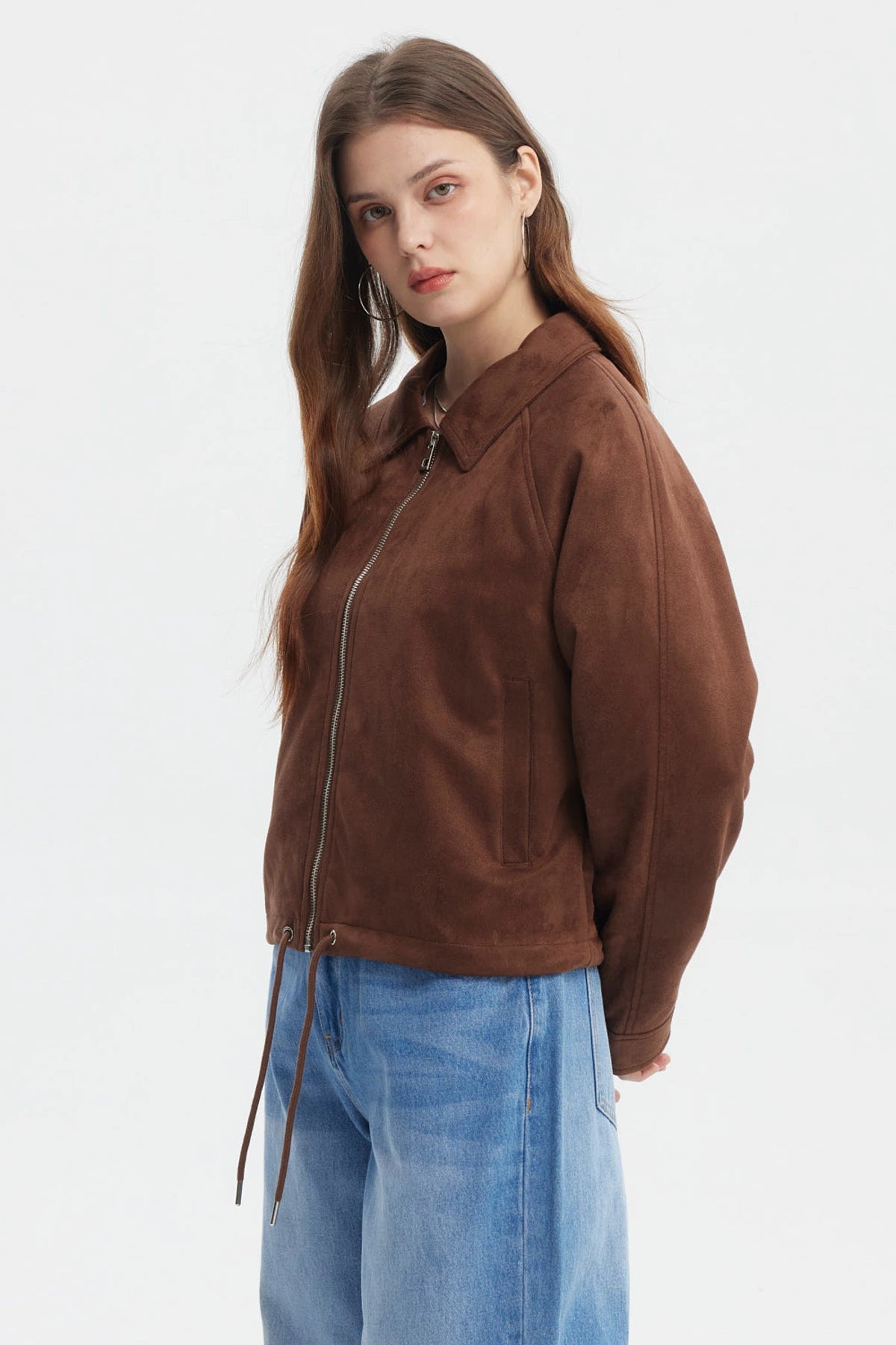 Chaqueta slim café oscuro con cuello camisero y cierre metálico liso perfecta para un estilo casual urbano