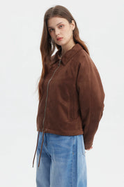 Chaqueta slim café oscuro con cuello camisero y cierre metálico liso perfecta para un estilo casual urbano