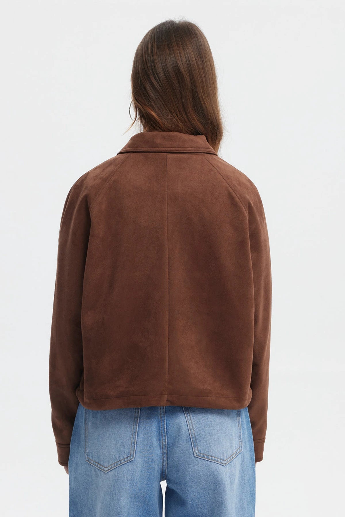 Chaqueta slim café oscuro con cuello camisero y cierre metálico liso perfecta para un estilo casual urbano