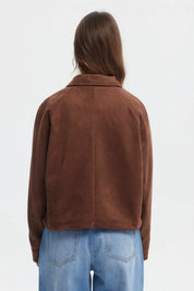 Chaqueta slim café oscuro con cuello camisero y cierre metálico liso perfecta para un estilo casual urbano
