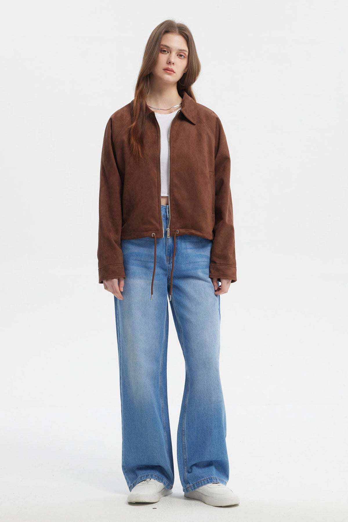 Chaqueta slim café oscuro con cuello camisero y cierre metálico liso perfecta para un estilo casual urbano