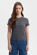 Polera ajustada gris marengo con texto "Style Ahead" en cristales al frente diseño casual y moderno