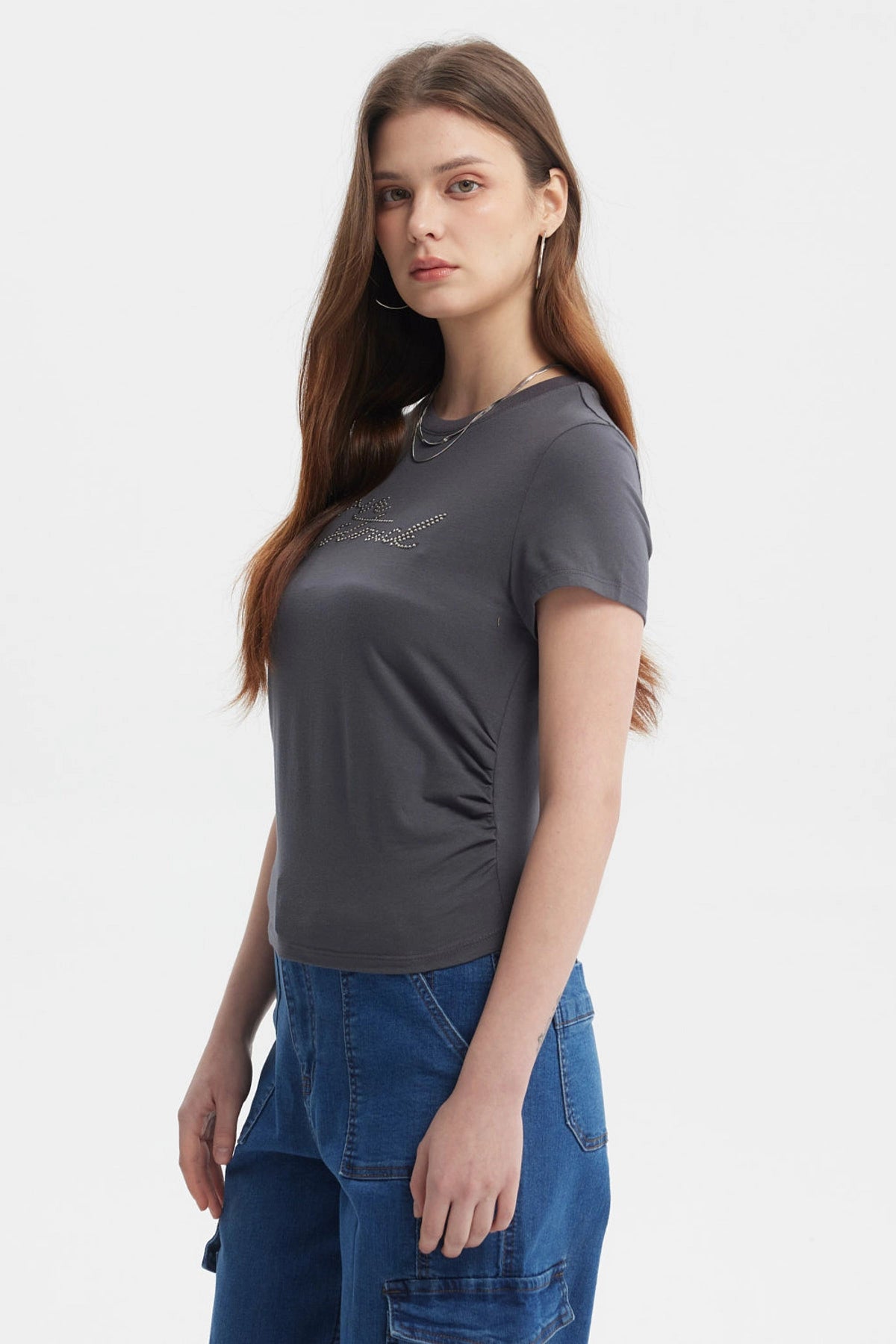 Polera ajustada gris marengo con texto "Style Ahead" en cristales al frente diseño casual y moderno