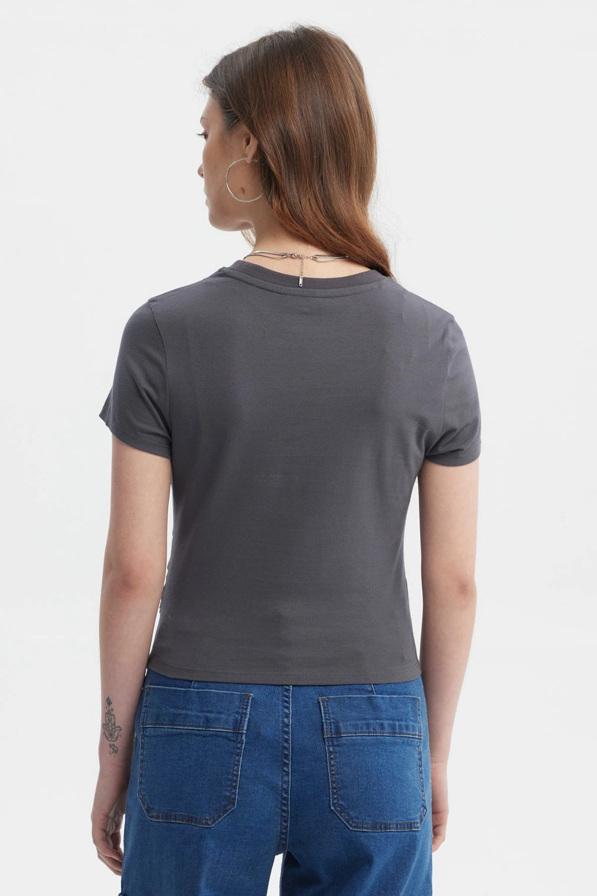 Polera ajustada gris marengo con texto "Style Ahead" en cristales al frente diseño casual y moderno