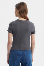 Polera ajustada gris marengo con texto "Style Ahead" en cristales al frente diseño casual y moderno