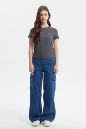 Polera ajustada gris marengo con texto "Style Ahead" en cristales al frente diseño casual y moderno