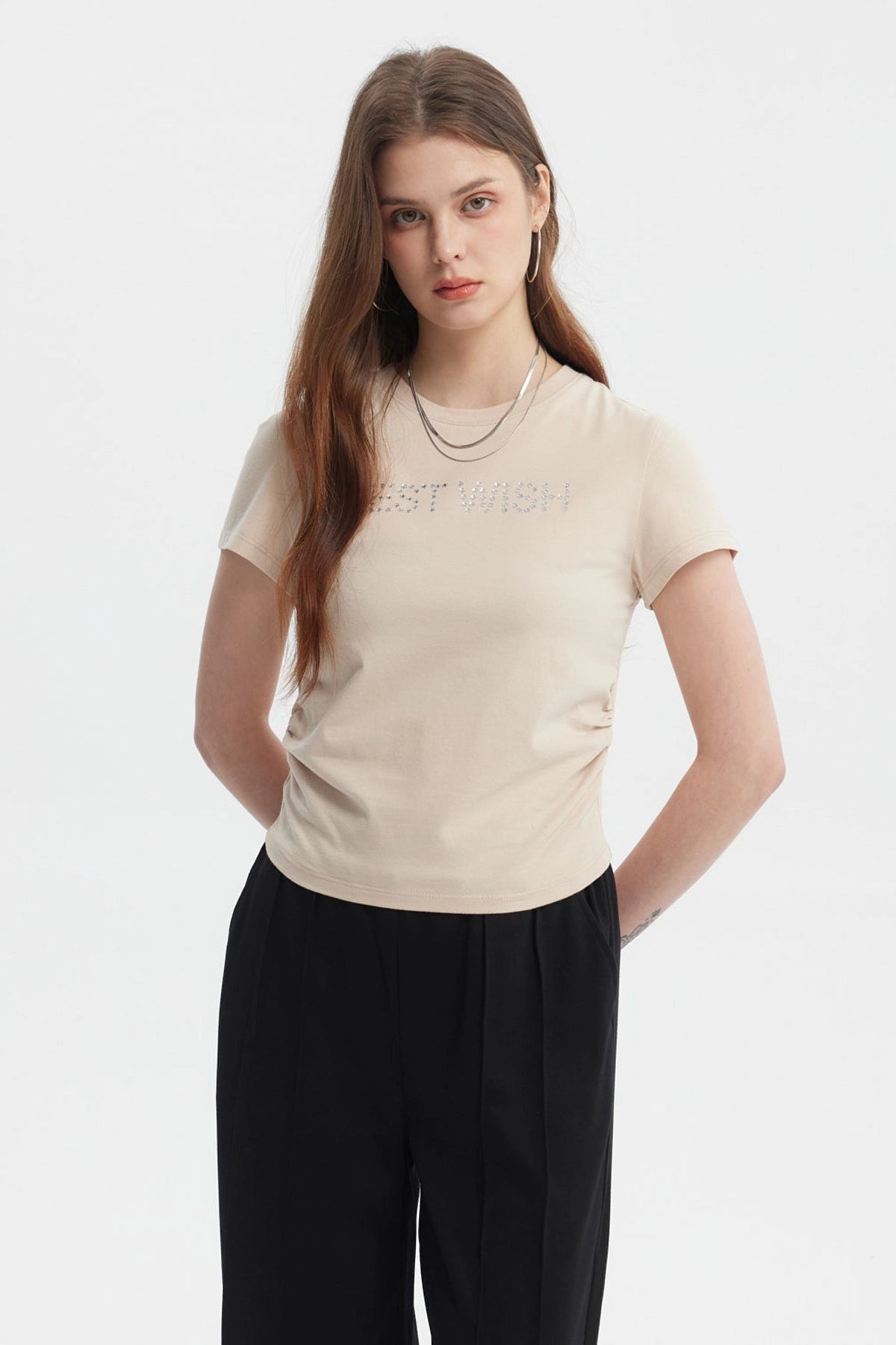 Polera ajustada beige oscuro con texto BEST WISH en el pecho en letras brillantes estilo minimalista sin estampa adicional