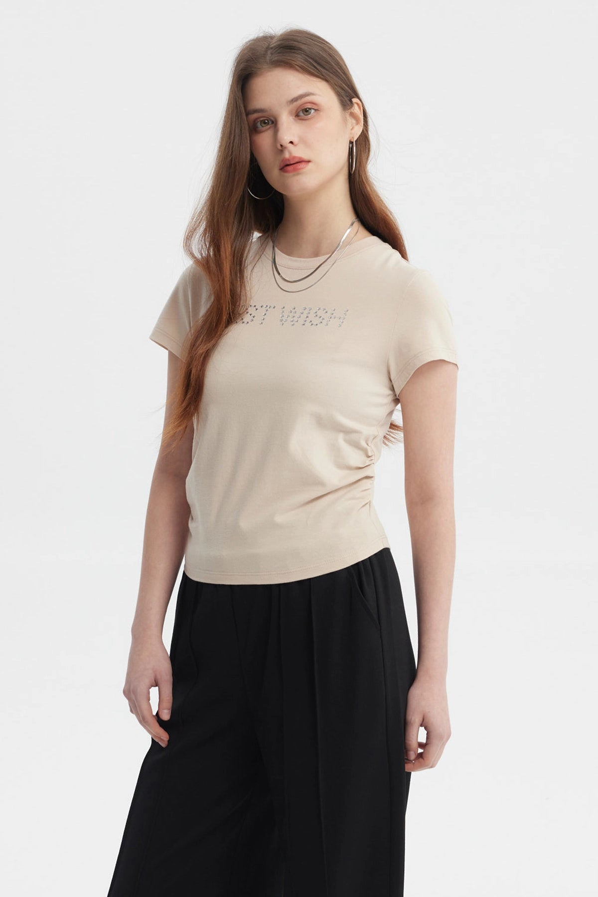 Polera ajustada beige oscuro con texto BEST WISH en el pecho en letras brillantes estilo minimalista sin estampa adicional