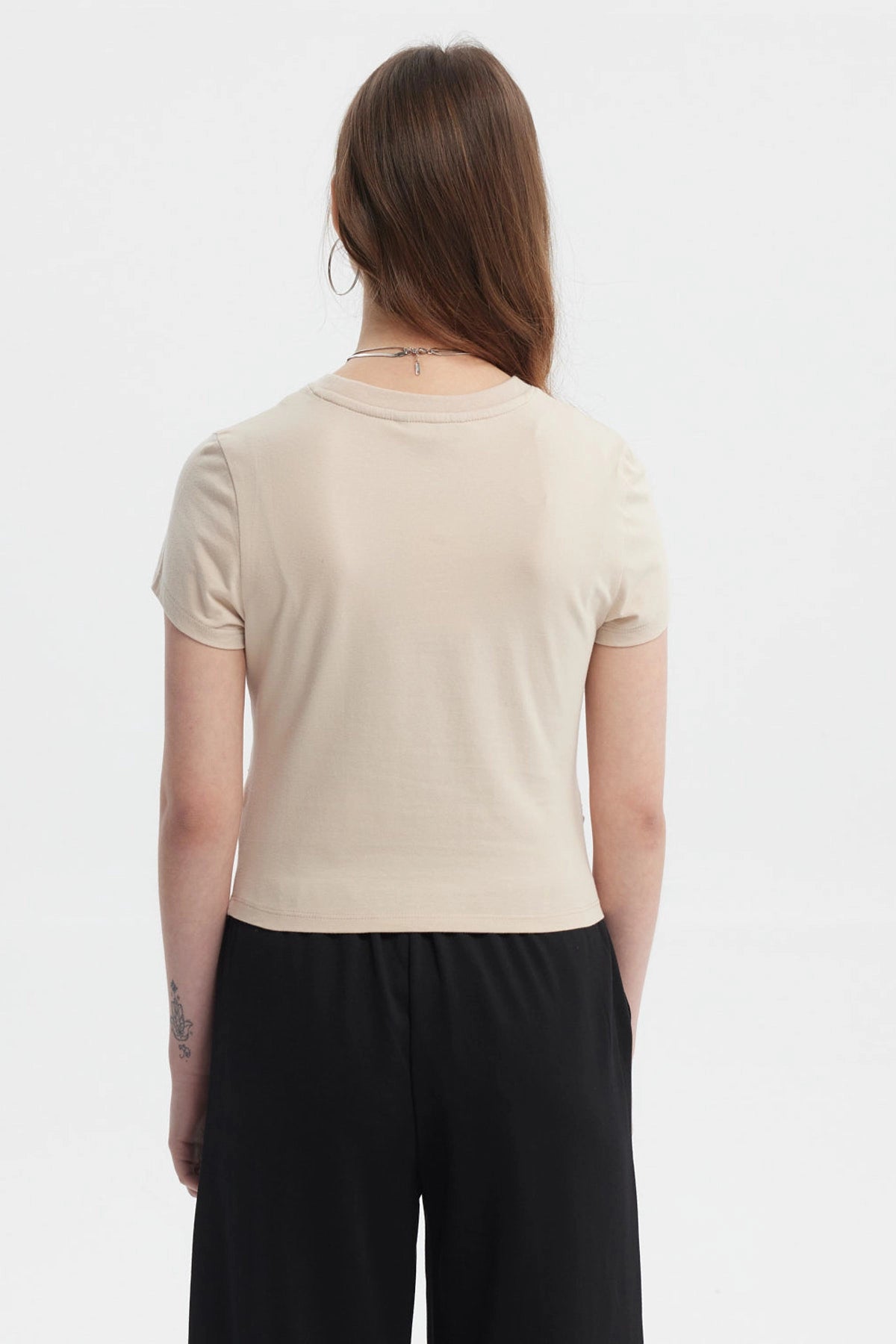 Polera ajustada beige oscuro con texto BEST WISH en el pecho en letras brillantes estilo minimalista sin estampa adicional