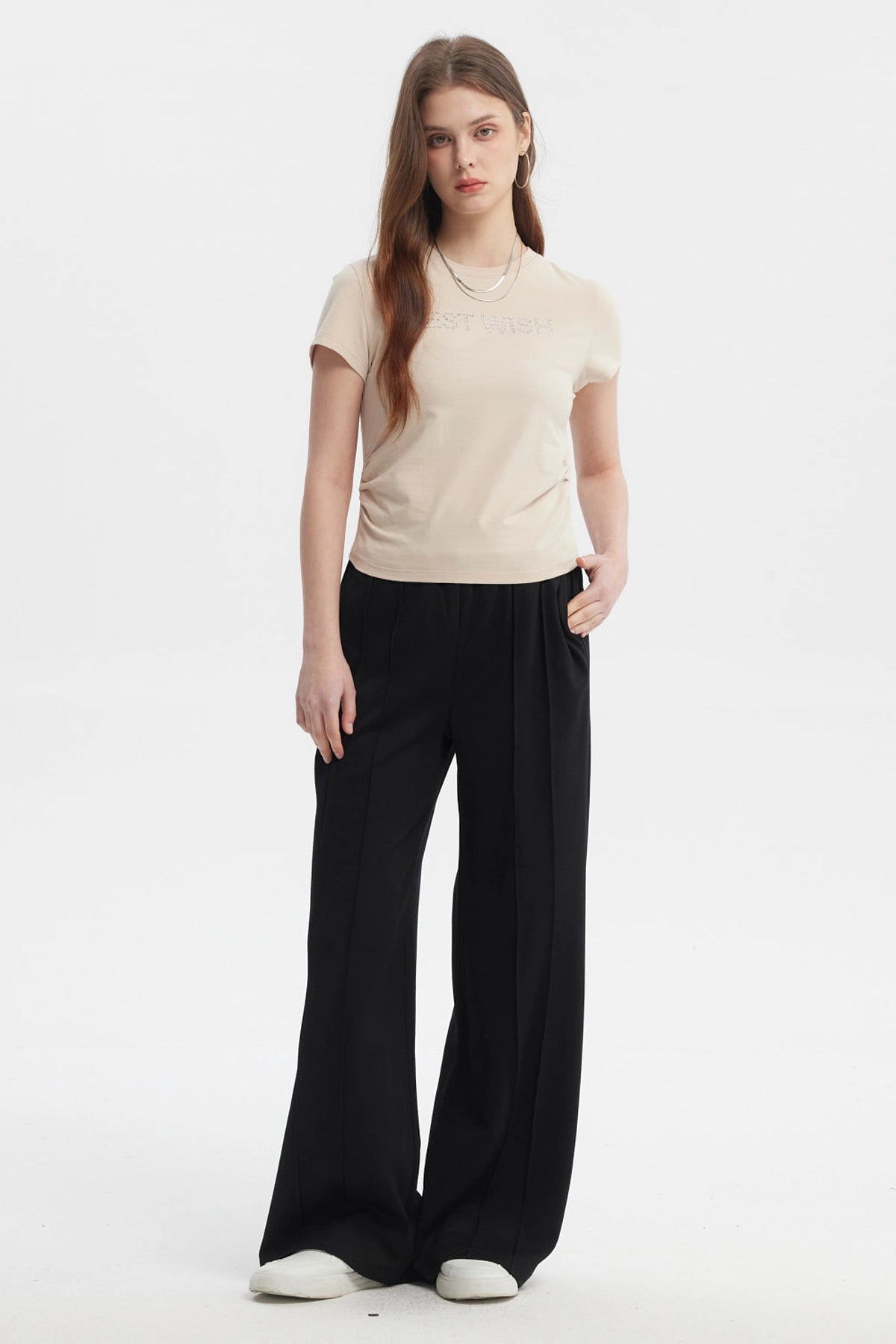 Polera ajustada beige oscuro con texto BEST WISH en el pecho en letras brillantes estilo minimalista sin estampa adicional