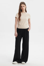 Polera ajustada beige oscuro con texto BEST WISH en el pecho en letras brillantes estilo minimalista sin estampa adicional