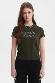 Polera mujer ajustada verde con texto Lovely Time en el pecho en letras blancas pequeñas