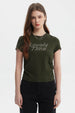 Polera mujer ajustada verde con texto Lovely Time en el pecho en letras blancas pequeñas