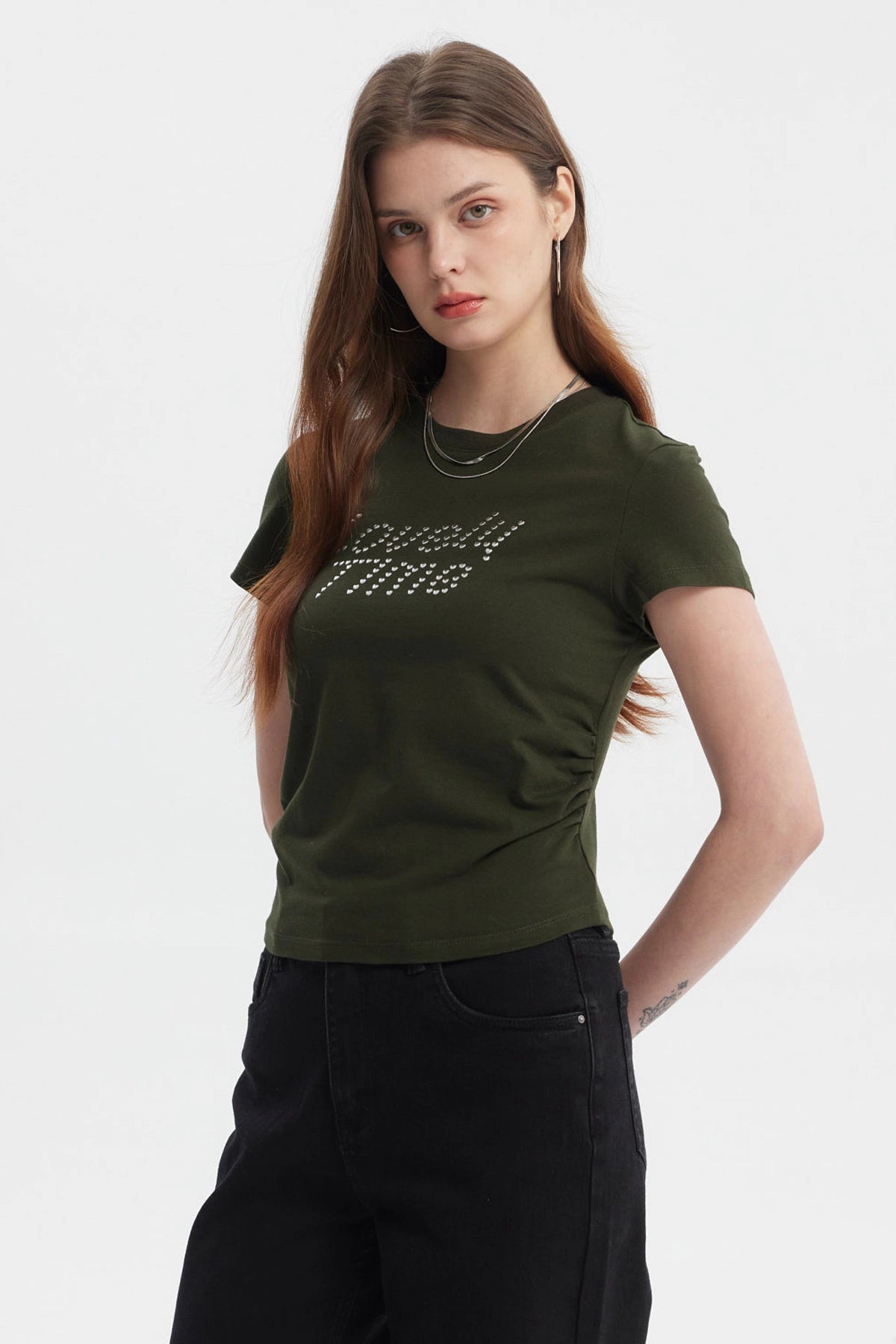 Polera mujer ajustada verde con texto Lovely Time en el pecho en letras blancas pequeñas