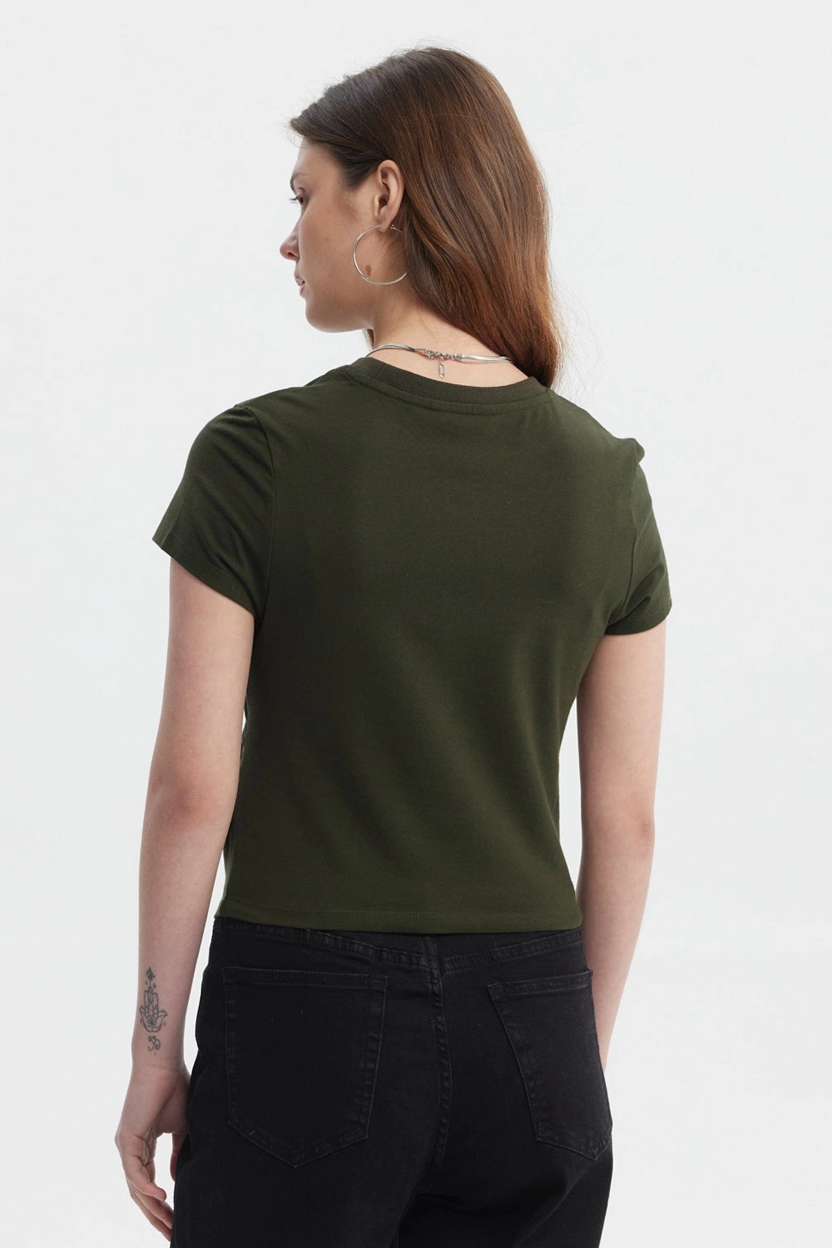 Polera mujer ajustada verde con texto Lovely Time en el pecho en letras blancas pequeñas