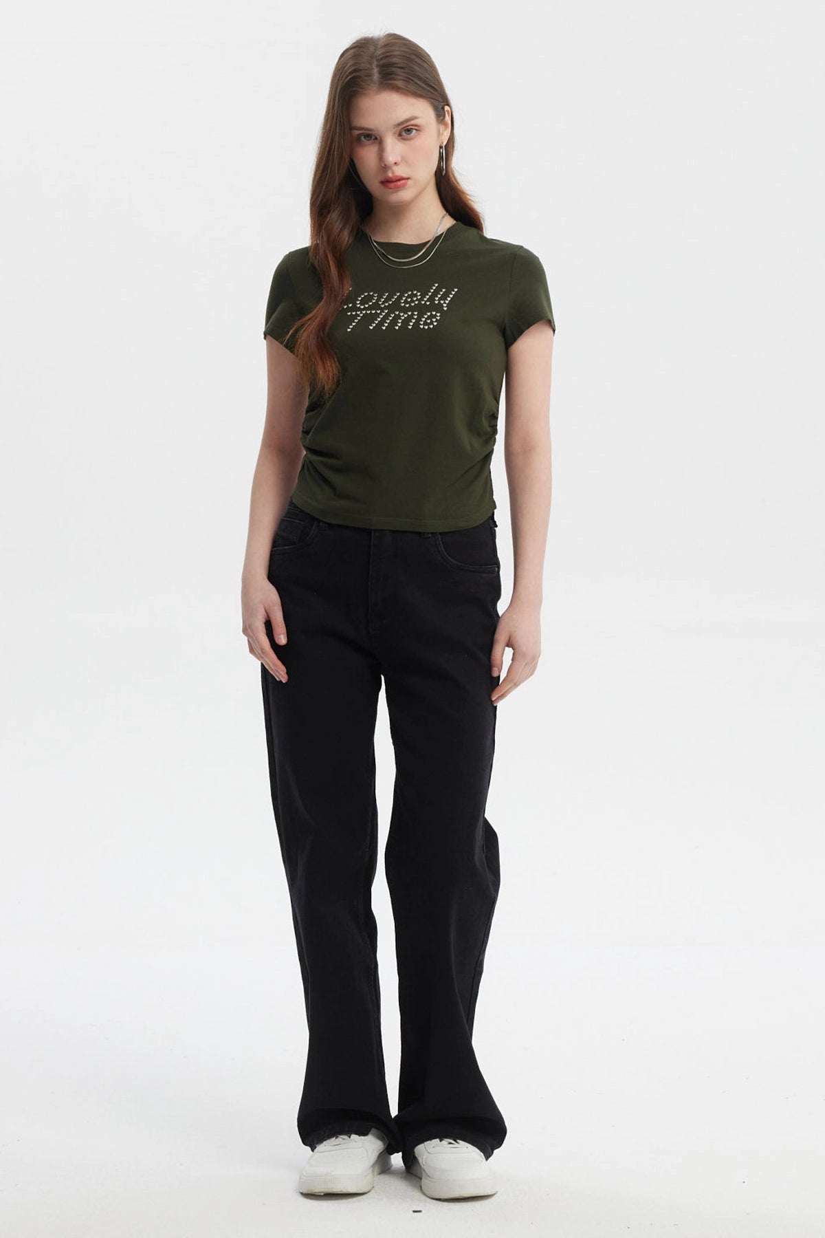 Polera mujer ajustada verde con texto Lovely Time en el pecho en letras blancas pequeñas