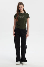 Polera mujer ajustada verde con texto Lovely Time en el pecho en letras blancas pequeñas