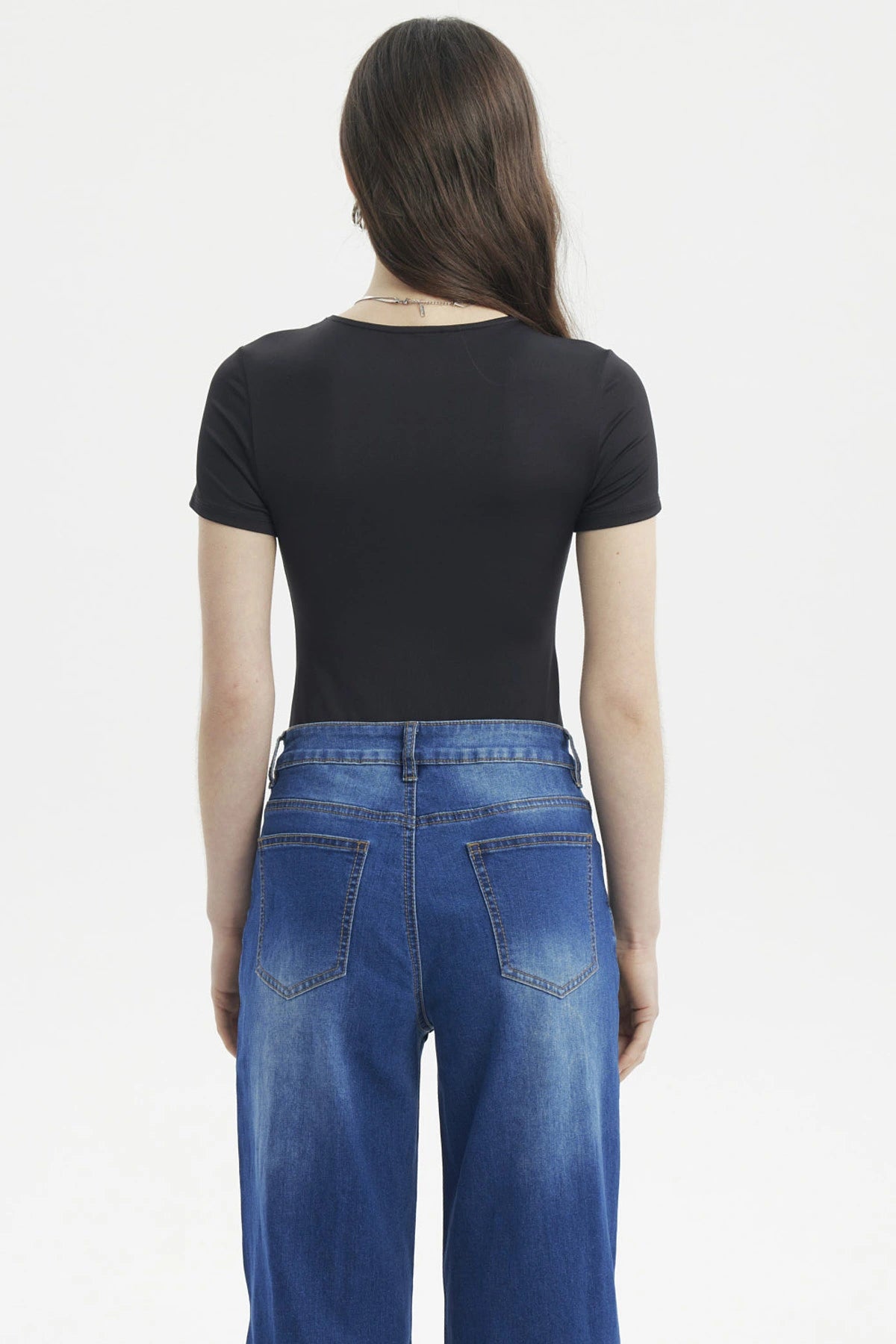 Polera mujer ajustada negra lisa sin estampa de manga corta y cuello redondo ajustada al cuerpo