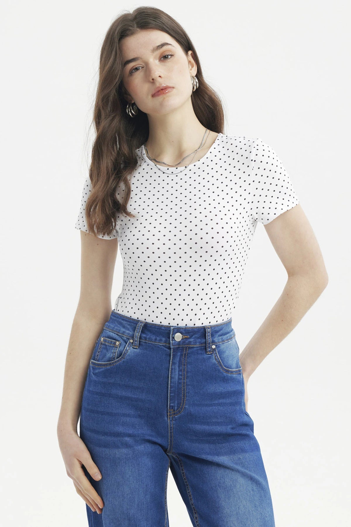 Polera ajustada blanca con puntos negros estilo minimalista sin estampa visible