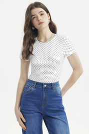 Polera ajustada blanca con puntos negros estilo minimalista sin estampa visible