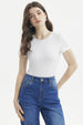 Polera ajustada blanca con puntos negros estilo minimalista sin estampa visible