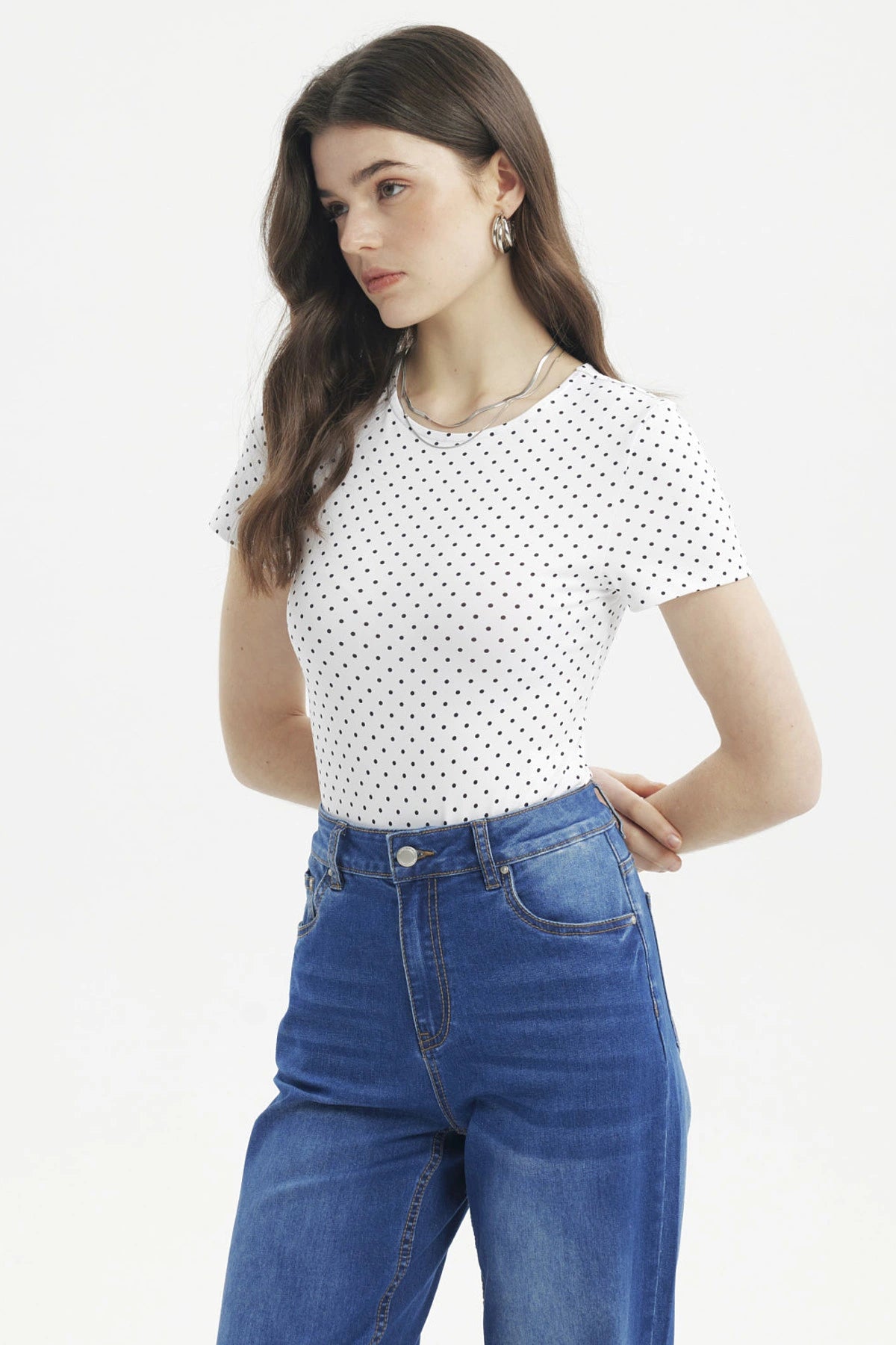 Polera ajustada blanca con puntos negros estilo minimalista sin estampa visible