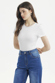 Polera ajustada blanca con puntos negros estilo minimalista sin estampa visible