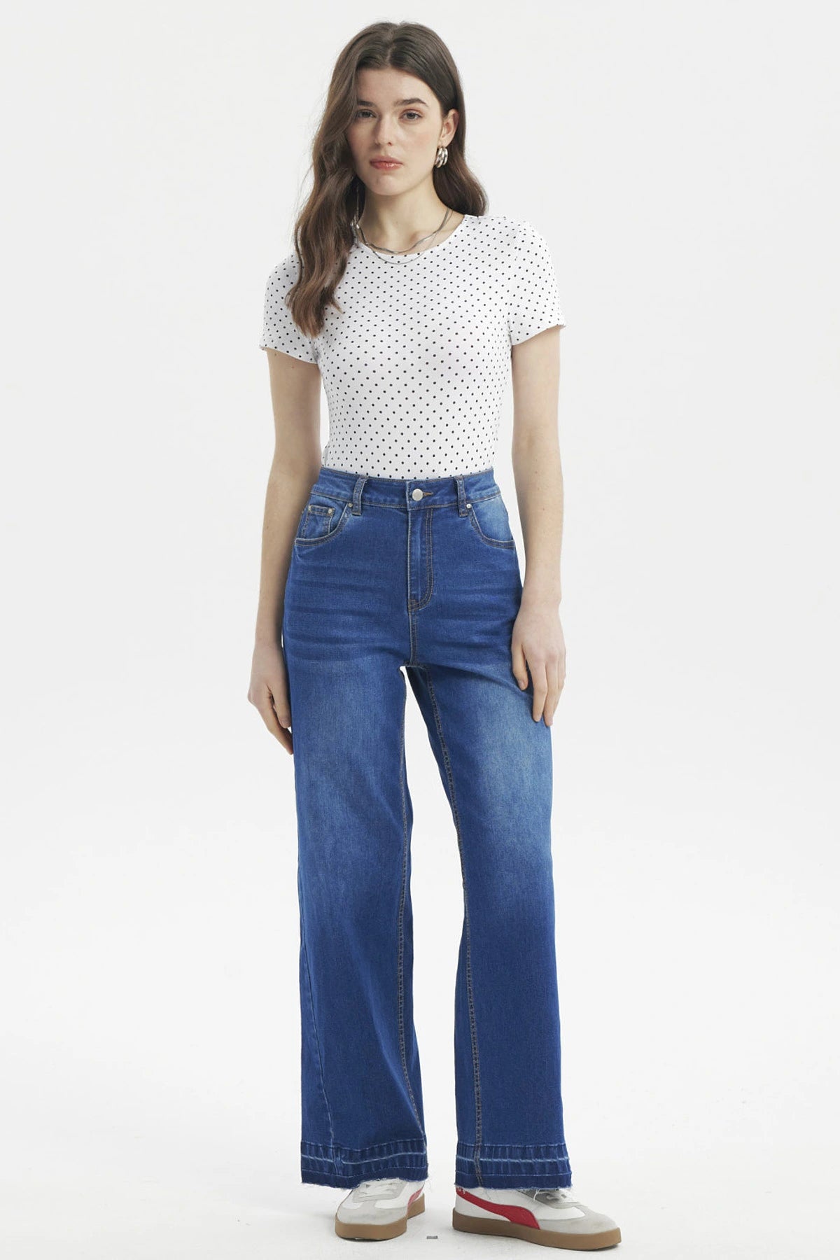 Polera ajustada blanca con puntos negros estilo minimalista sin estampa visible