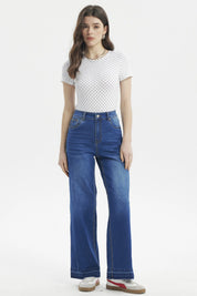 Polera ajustada blanca con puntos negros estilo minimalista sin estampa visible