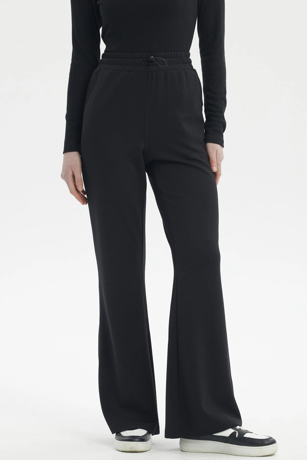 Pantalón buzo mujer slim negro con ajuste en cintura y diseño liso ideal para estilo casual y comodidad diaria