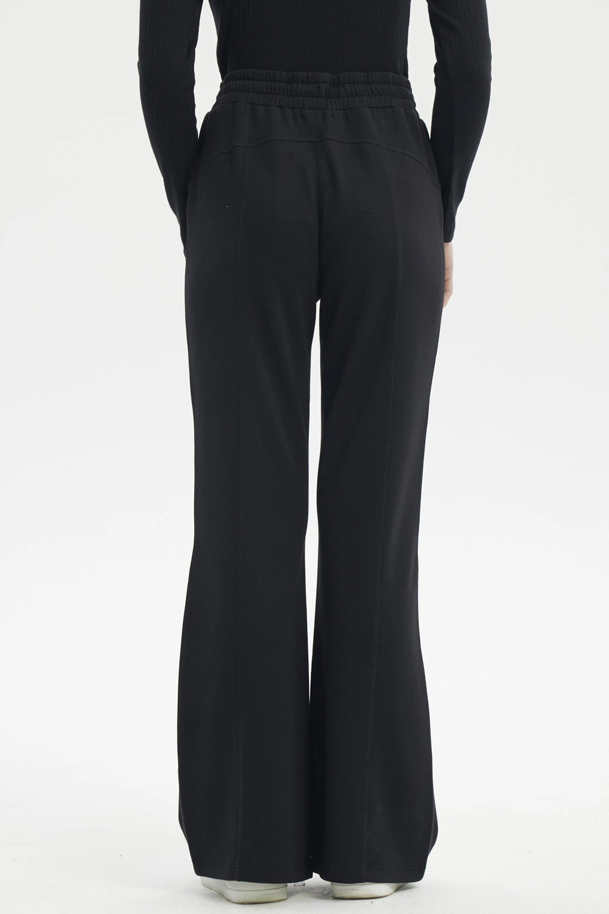 Pantalón buzo mujer slim negro con ajuste en cintura y diseño liso ideal para estilo casual y comodidad diaria