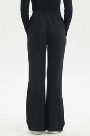Pantalón buzo mujer slim negro con ajuste en cintura y diseño liso ideal para estilo casual y comodidad diaria