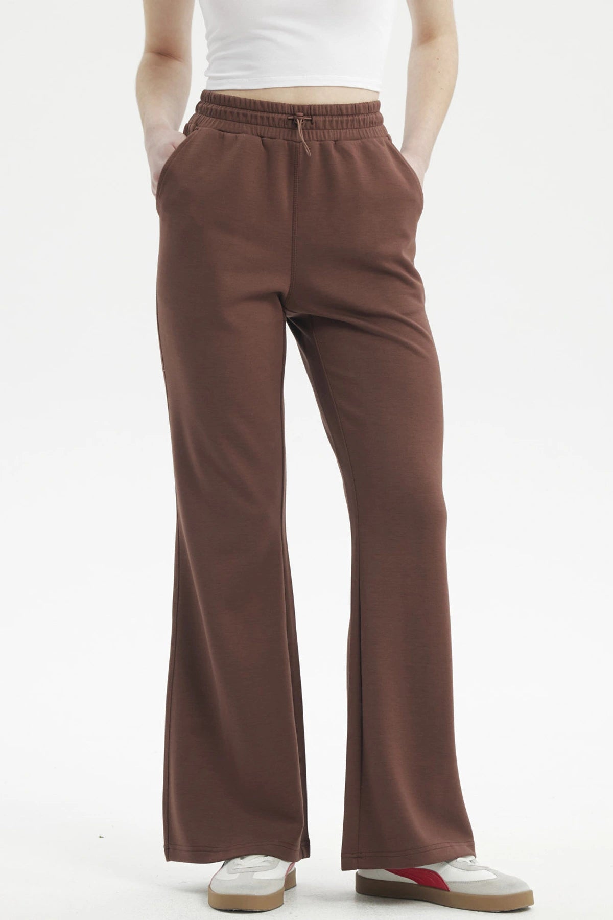 Pantalón buzo mujer slim café oscuro con cintura elástica y bolsillos laterales prenda lisa ideal para un look casual
