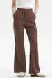 Pantalón buzo mujer slim café oscuro con cintura elástica y bolsillos laterales prenda lisa ideal para un look casual