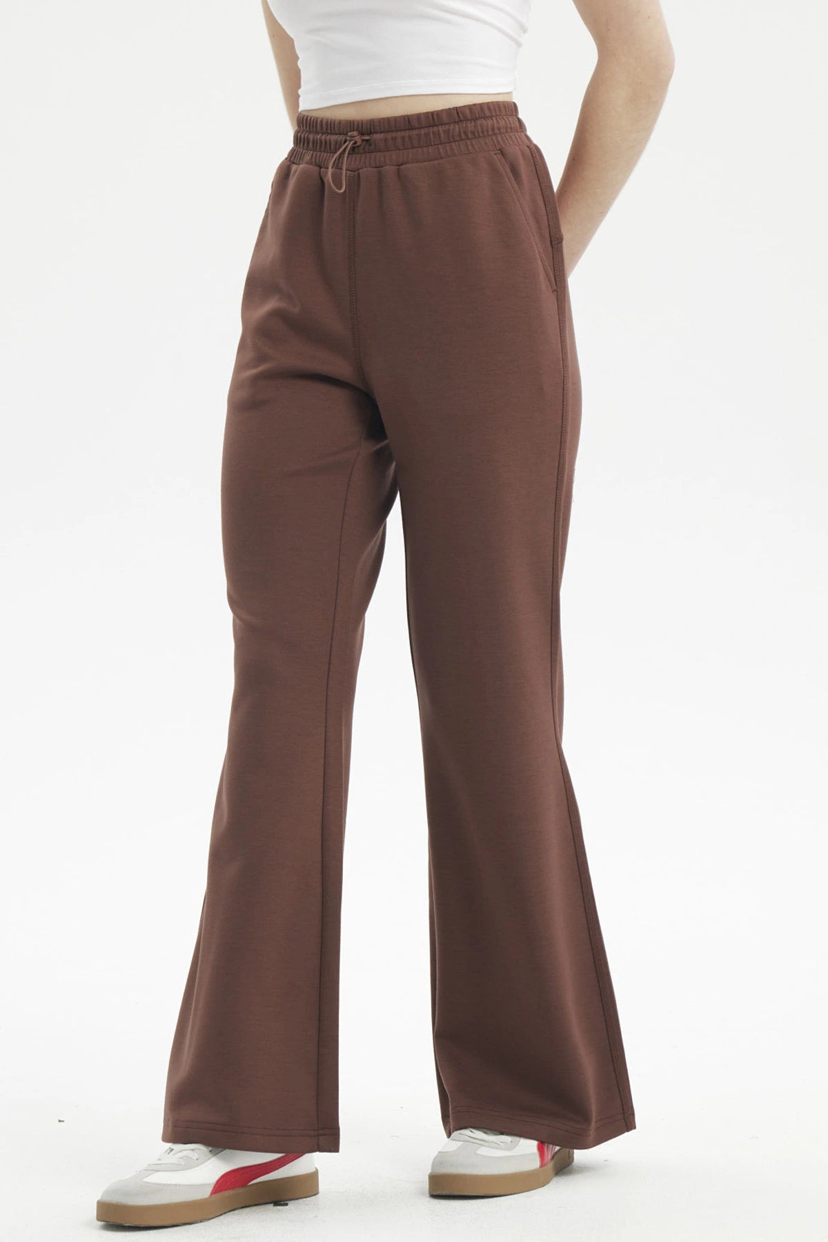 Pantalón buzo mujer slim café oscuro con cintura elástica y bolsillos laterales prenda lisa ideal para un look casual
