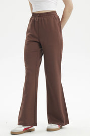 Pantalón buzo mujer slim café oscuro con cintura elástica y bolsillos laterales prenda lisa ideal para un look casual