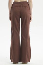 Pantalón buzo mujer slim café oscuro con cintura elástica y bolsillos laterales prenda lisa ideal para un look casual