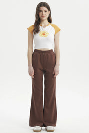 Pantalón buzo mujer slim café oscuro con cintura elástica y bolsillos laterales prenda lisa ideal para un look casual