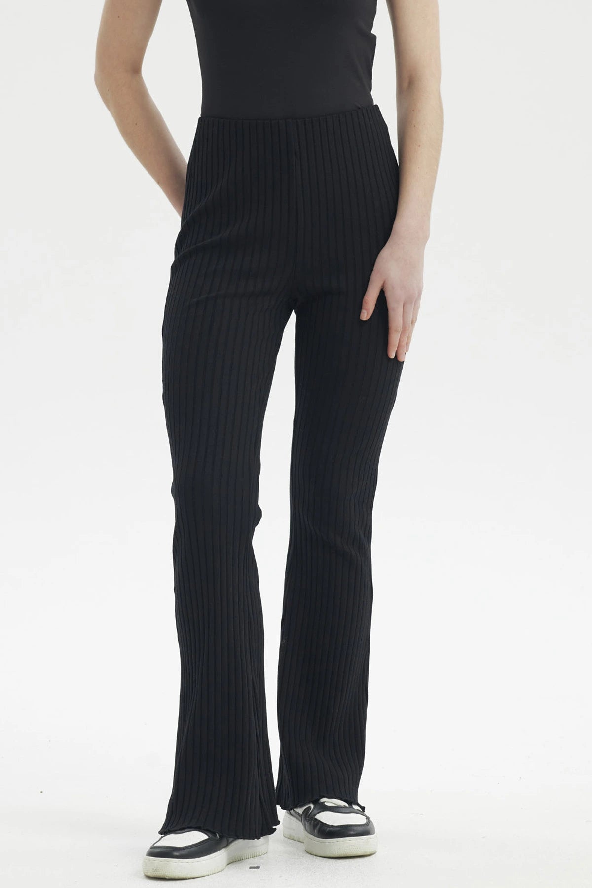 Pantalón flare negro de mujer con diseño acanalado vertical sin estampa visible cómodo y elegante