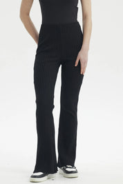 Pantalón flare negro de mujer con diseño acanalado vertical sin estampa visible cómodo y elegante