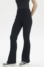 Pantalón flare negro de mujer con diseño acanalado vertical sin estampa visible cómodo y elegante