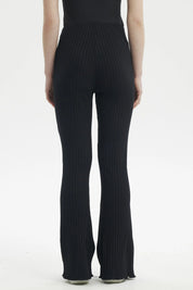 Pantalón flare negro de mujer con diseño acanalado vertical sin estampa visible cómodo y elegante