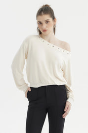 Sweater mujer slim crudo con escote barco y detalles de tachuelas en el borde superior sin estampa lisa y elegante