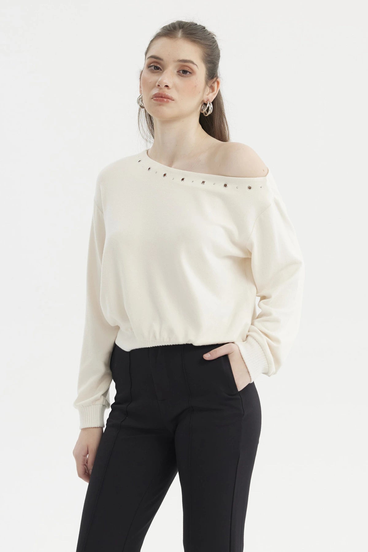 Sweater mujer slim crudo con escote barco y detalles de tachuelas en el borde superior sin estampa lisa y elegante
